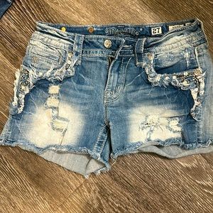 WOMANS MISS ME MID-RISE SHORTS size 27
